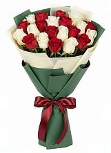 Букет Микс из красных и белых роз в Ольгинской Краснодарского края