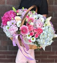 Композиция солнечный день в Ольгинской Краснодарского края Цветочная композиция из Розы, Хризантемы, Пионы и Лизиантусы в корзине в Ольгинской Краснодарского края