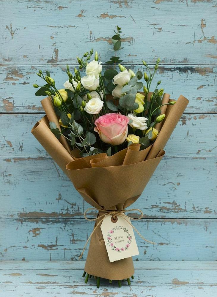 Букет цветов из: Розы и Лизиантусы в Ольгинской Краснодарского края