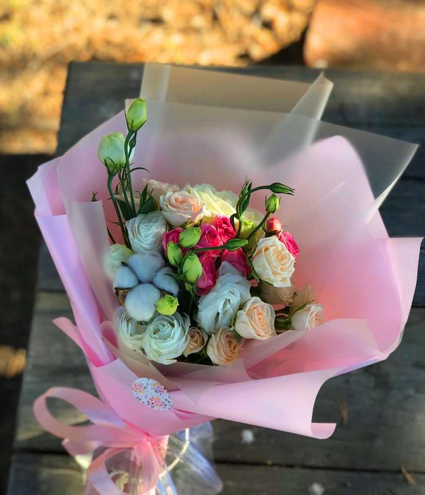 Букет цветов из: Розы и Лизиантусы в Ольгинской Краснодарского края