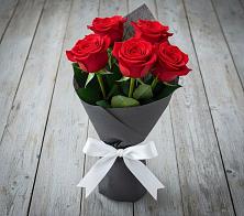 Букет 5 Красных роз Эдлесс Лав в Ольгинской Краснодарского края