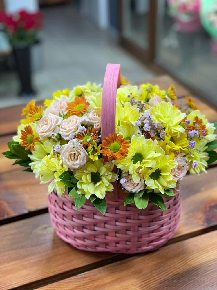 Цветочная композиция из Хризантемы и Розы в корзине в Ольгинской Краснодарского края