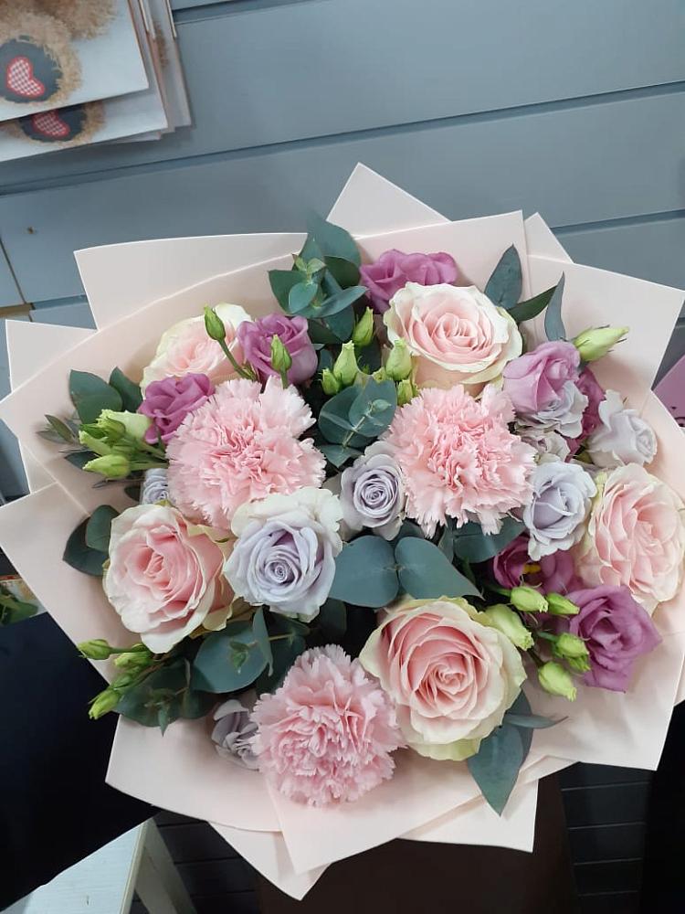 Букет цветов из: Розы, Гвоздики и Лизиантусы в Ольгинской Краснодарского края